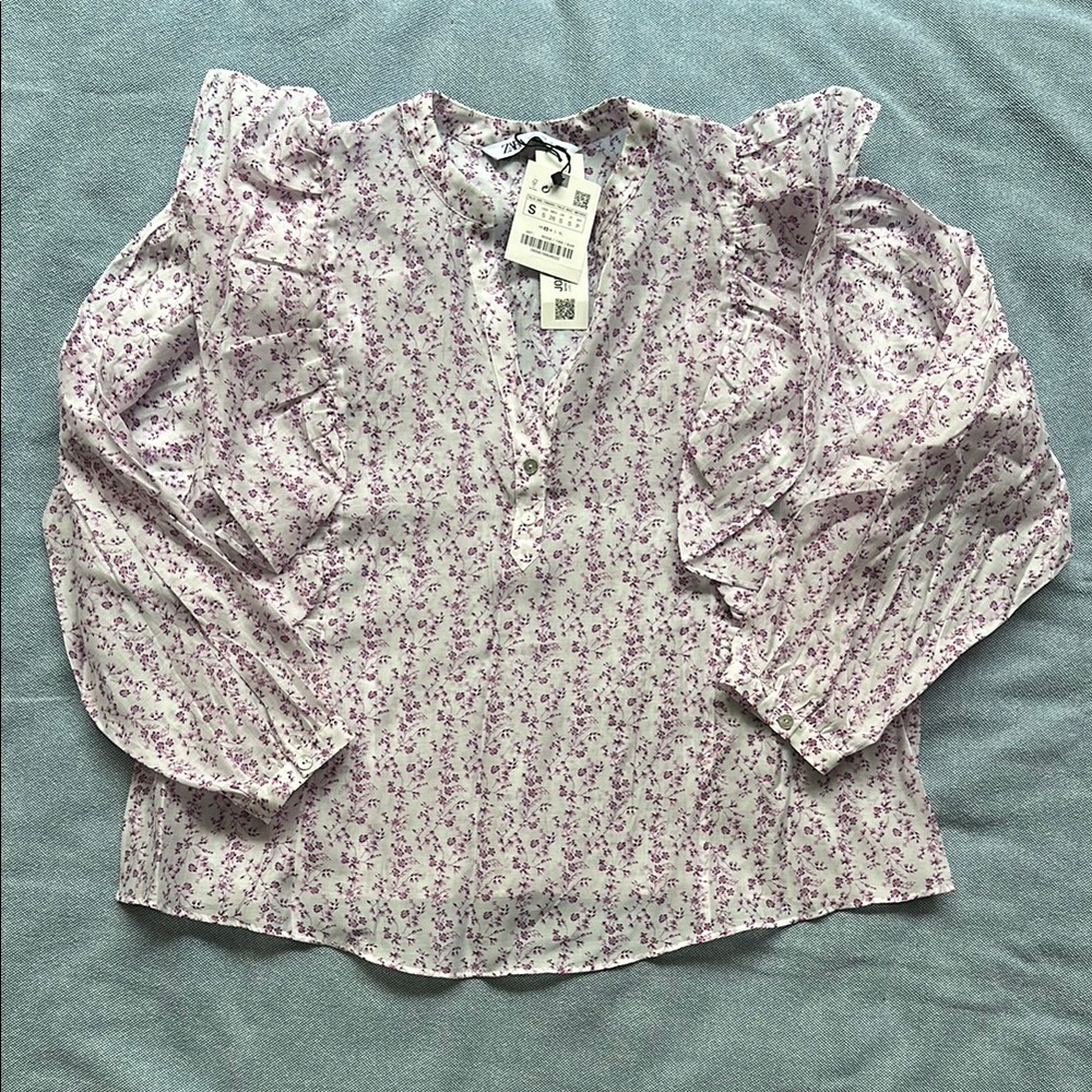Floral Blouse with ruffles   🌸 3 for $17